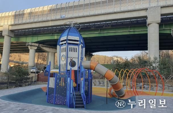 신규로 조성된 부곡동 물놀이장에 보호자가 땡볕을 피할 그늘막이 전무한 모습