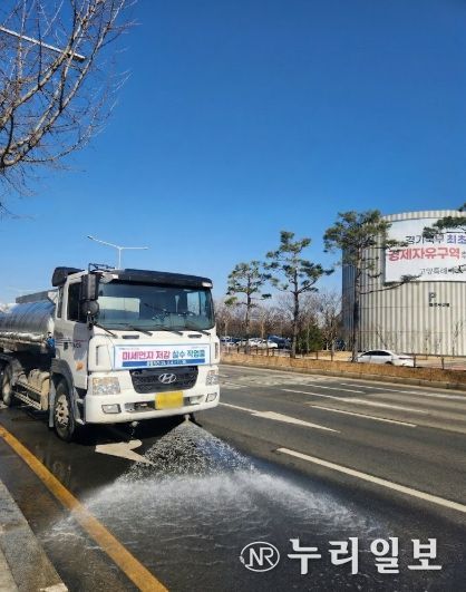 미세먼지 살수차 운행 모습.