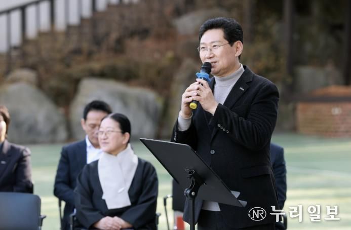 이상일 시장이 3일 헌산중에서 열린 '국제바칼로레아(IB) 인증 현판식'에 참석해 축사를 하고 있다