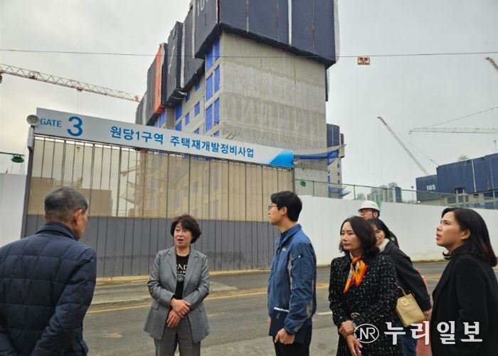 이현숙 고양교육지원청 교육장이 원당1구역 주택재개발조합 관계자와 함께 인근 통학로를 순회하며 공사현장을 점검하고 있다.