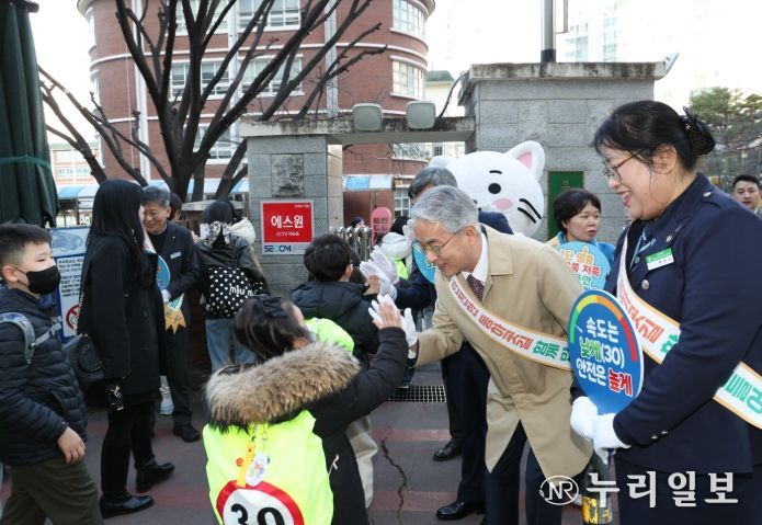 창원 웅남초에서 민관 합동 등굣길 교통안전 캠페인