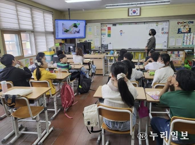 ‘찾아가는 건강먹거리 수업’에 학생들이 참여하고 있다.