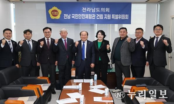 3월 4일 전남 국민안전체험관 건립 지원 특별위원회 위원들이 그간의 활동 성과를 공유한 뒤 기념촬영을 하고 있다.