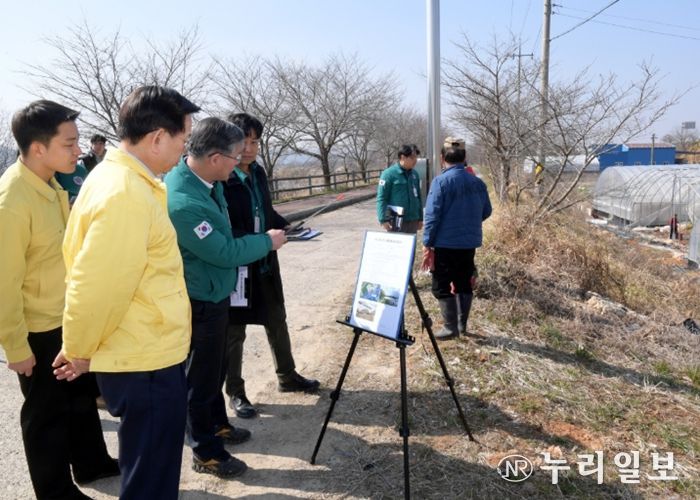 고광완 광주광역시 행정부시장이 10일 광산구지역 영산강·황룡강 하천구역 불법 가설건축물 현장을 방문해 불법 점용시설 정비 추진상황 등을 확인하고 있다. /광주광역시 제공