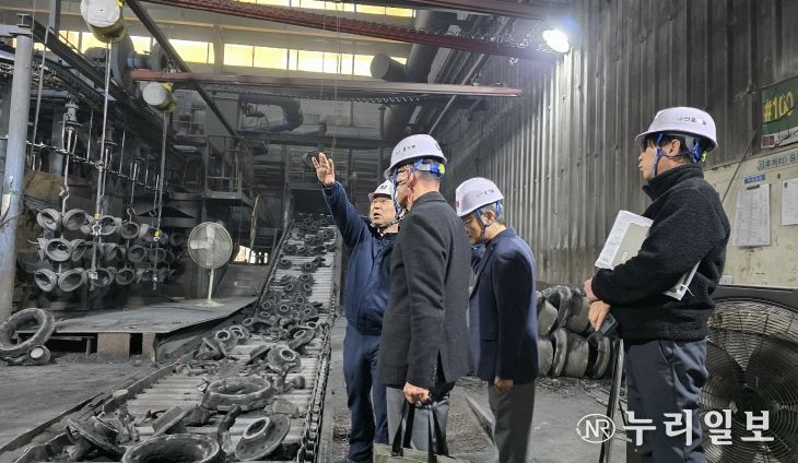 전북형 스마트 제조혁신 프로젝트 일환 삼성전자 출신 전문 멘토들의 현장 밀착 상담 모습