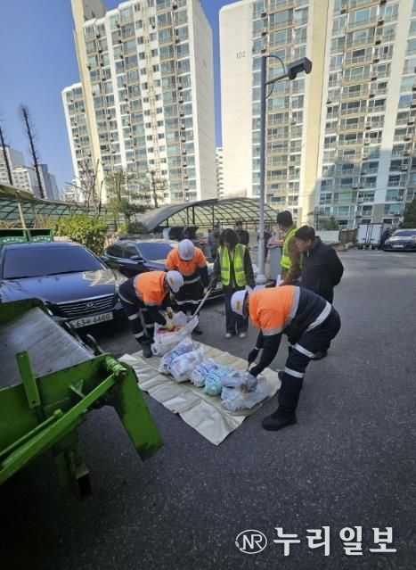 의왕시 종량제봉투 샘플링 검사_공동주택 현장에서 종량제봉투 파봉 후 샘플링 검사를 진행하고있다