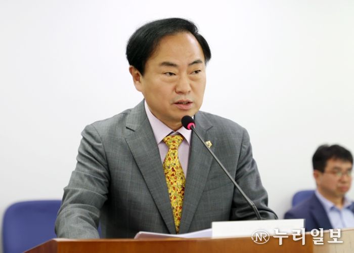 경제환경위원회 조우현 위원장 조례개정안 심사