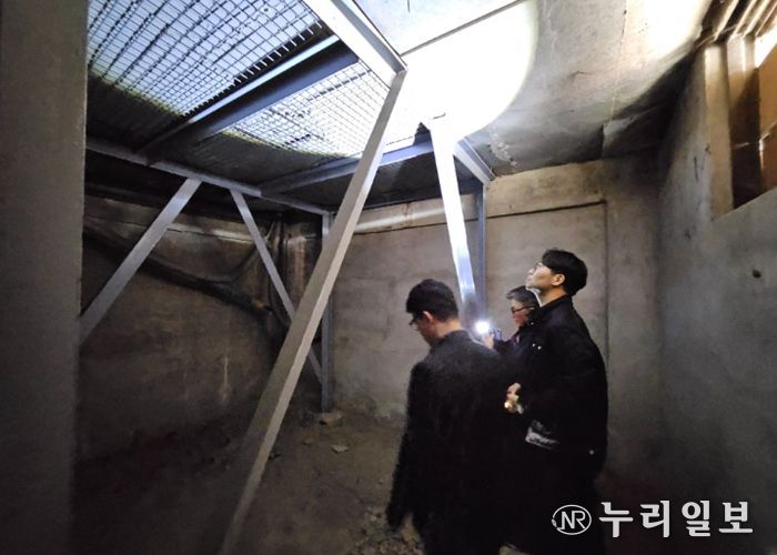 화성특례시 관계자들이 해빙기 대비 노후 건축물 구조 안전 상태를 점검하고 있다.