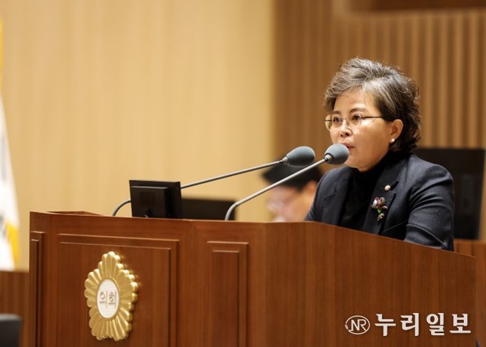 김미경 수원특례시의회 의원이 12일 제399회 임시회 2차 본회의에서 5분 자유발언을 하고 있다.