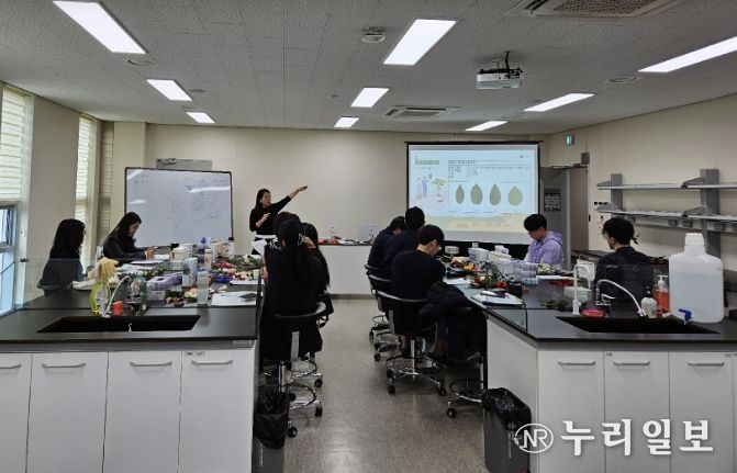 교육생들이 장미육종 관련하여 표현형 특성조사에 대해 실습교육을 하고 있다.
