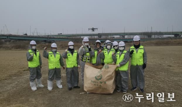 드론을 활용한 겨울철새 먹이주기