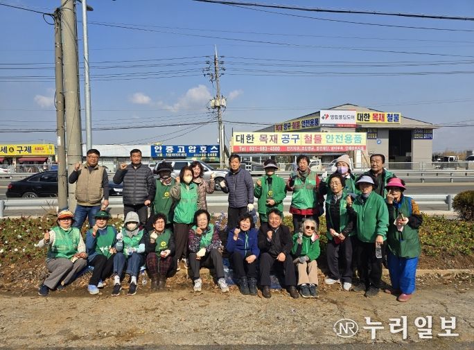 포승읍 새마을남여지도자회, 새봄맞이 꽃 심기 및 관내 대청소 전개