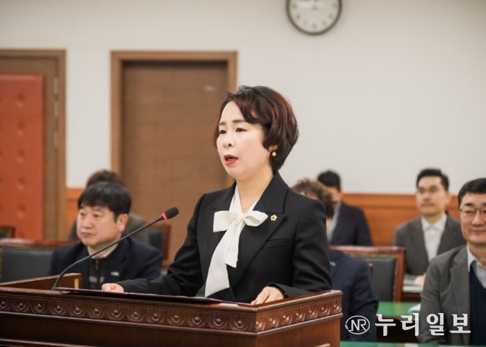 남양주시의회 318회 임시회 자치행정위원회에서 정현미 의원이 조례를 대표발의하고 있다.