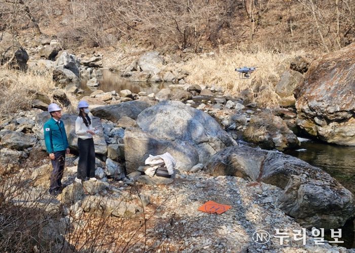 수동계곡 일대에서 드론 촬영을 진행 중인 김상수 부시장