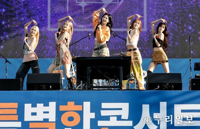 아이돌 그룹 이프아이가 21일 동탄여울공원에서 제26회 화성특례시민의날 기념 특별한 콘서트 시즌 2 첫 무대를 장식하고 있다