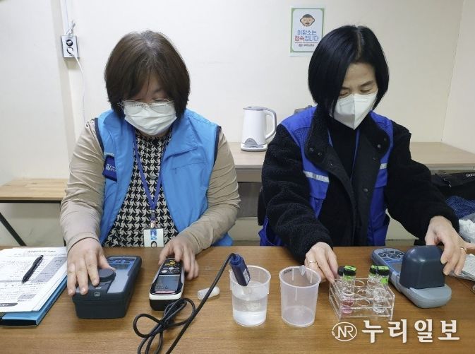 수원시 워터코디가 수돗물 수질을 검사하는 모습