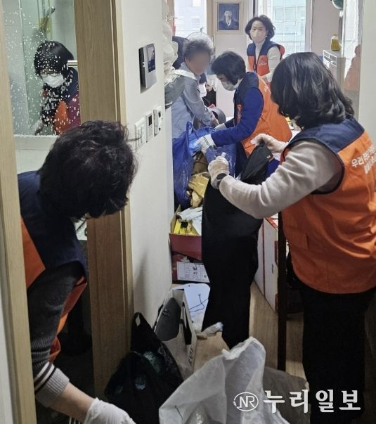 수원시 영통구 광교1동, 복지사각지대 홀몸 어르신 가구 방문… 말벗·주거환경 정비 지원