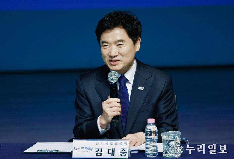 김대중 전라남도교육감(오른쪽)과 이정선 광주시교육감(왼쪽)이 전남광주교육통합 관련 질의에 답변하고 있다.