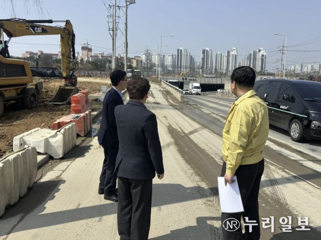 25일 박승삼 시흥시 부시장이 자연재난에 선제적으로 대응하기 위해 정왕지하차도를 점검하고 있다