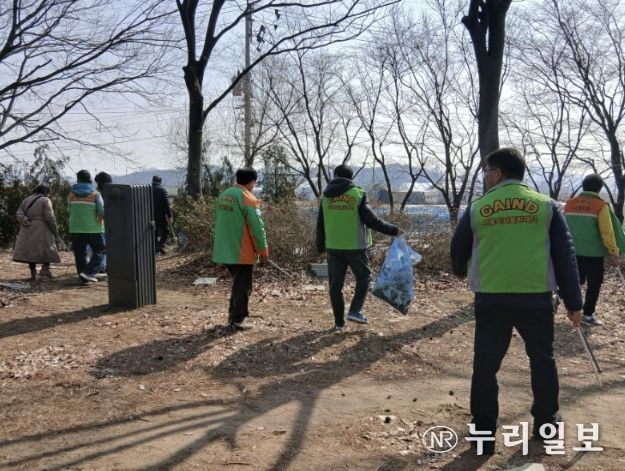 시흥시 신현동 통장협의회, 봄맞이 환경정화활동 나서