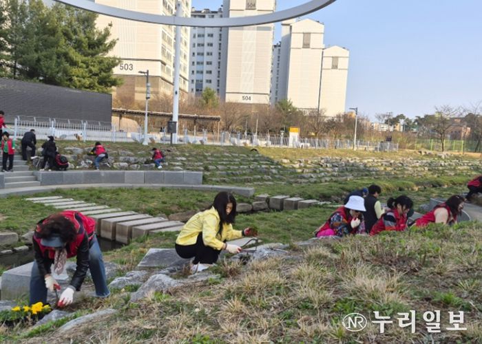 광명시 소하1동 행정복지센터와 통장협의회는 지난 25일 한내근린공원 일원에서 기후위기 대응을 위한 ‘우리 마을 꽃 심기’행사를 추진했다.