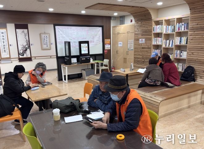 노노멘토(老-老 Mentor) 활동이 이루어지는 장면