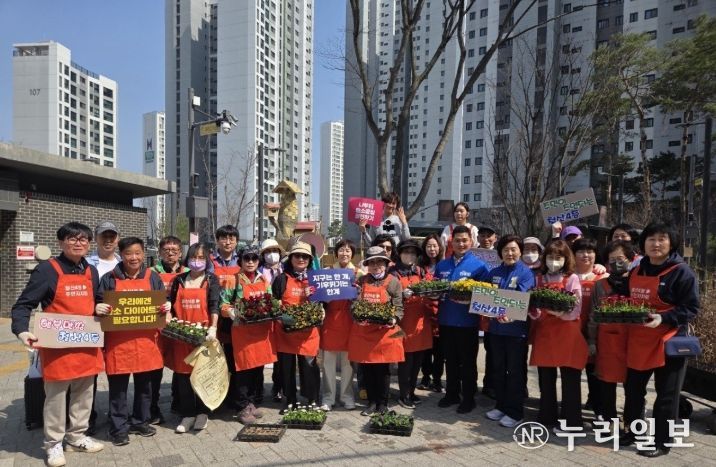 철산4동, 주민과 함께하는 마을 꽃 심기