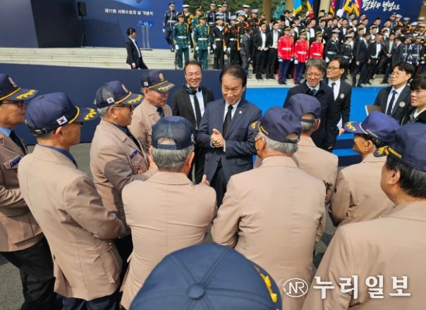 권오을 국가보훈부 장관이 경기북부보훈지청 전적지 순례단 유공자들을 격려하며 환담하고 있다.