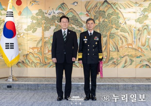 해군참모총장 진급 신고 및 수치 수여식(청와대)