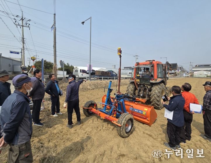 평택시 서탄면 농촌지도자회, 논 레이저 균평기 시연회 개최