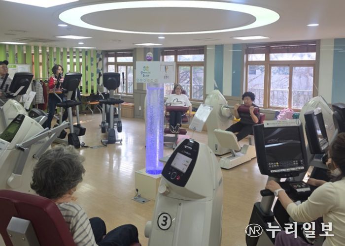 노인건강증진센터에서 '노인건강증진센터 제1기 프로그램'이 진행되고 있다.