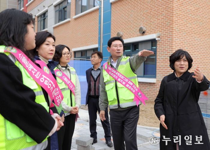이상일 용인특례시장이 30일 기흥구 신갈초등학교를 찾아 어린이 안심골목과 승하차 구역 등 현장을 살펴 보고 있다