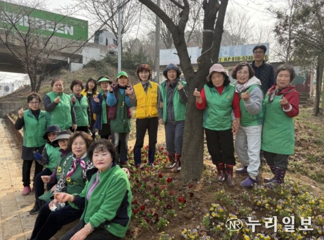 평택시 청북읍 새마을부녀회 봄꽃 심기로 봄기운 전해