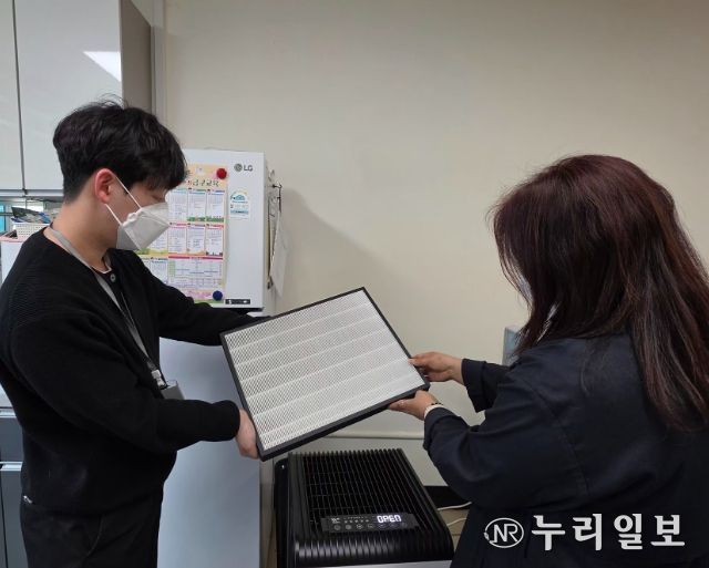 광주시교육청 안전총괄과 직원이 31일 금구초를 방문해 고농도 미세먼지 대응의 핵심인 공기정화장치 필터의 위생 상태 및 운영 현황을 직접 확인하고 있다. /광주시교육청 제공