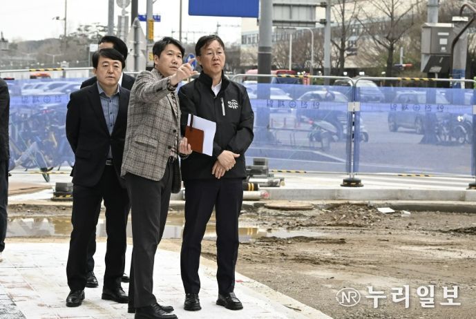 허남석 부시장이 3월 31일 서해로 지하차도(건건동 411-3) 진입차단시설을 점검하고 있다.