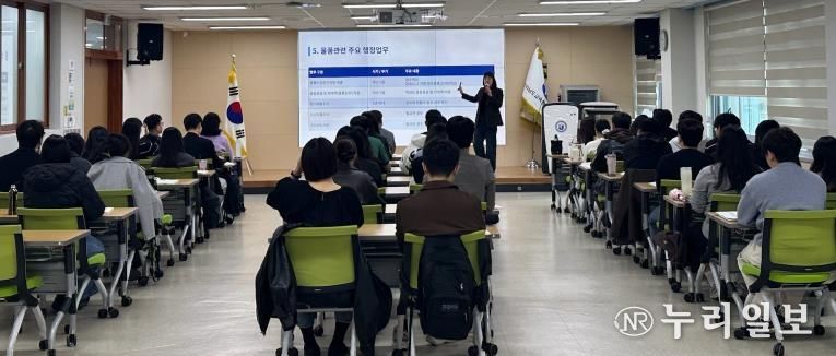 교육생들이 학교회계 및 물품관리 실무 교육에 참여하고 있다.
