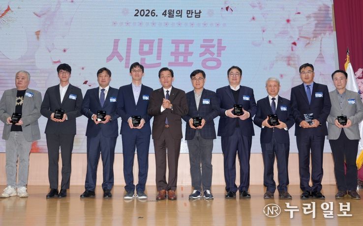 이재준 수원시장(왼쪽 5번째)이 성실납세자들과 기념촬영을 하고 있다.