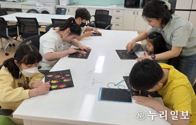광주송정다가치문화도서관이 지난 2025년 7월 광주선예학교 초등 3학년 학생들을 대상으로 스크래치 페이퍼를 활용해 밤을 표현하는 독서 후 활동을 진행하고 있다.