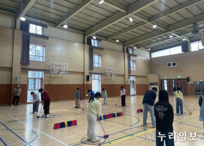 스내그골프 프로그램에 참여하는 학생들